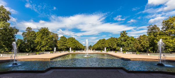 Schloss Bruchsal - Schlossterrasse - Blick vom westlichen Portal auf die Schlossterrasse (aufgenommen im August 2018, am späten Vormittag) Schloss Bruchsal - Schlossterrasse - Blick vom westlichen Portal auf die Schlossterrasse (aufgenommen im August 2018, am späten Vormittag)