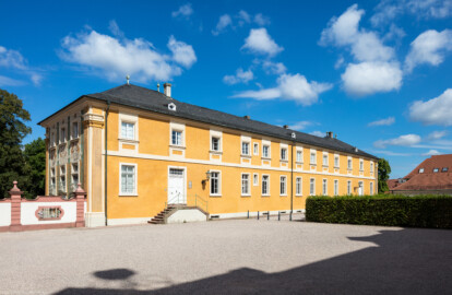 Schloss Bruchsal - Nördliche Orangerie / Nebendienstdienerbau - Von Außen - Von Südost - Blick auf die Ost- und Südfassade (aufgenommen im August 2018, am späten Vormittag)