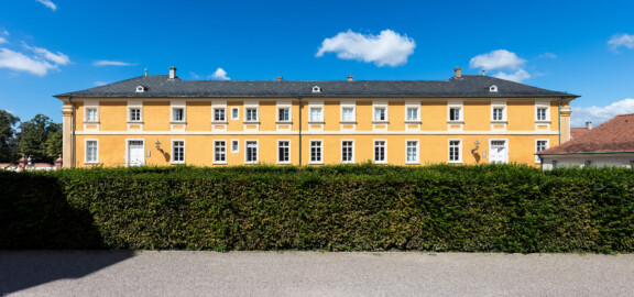 Schloss Bruchsal - Nördliche Orangerie - Von Außen / Von Osten - Zentraler Blick auf die Ostfassade (aufgenommen im August 2018, um die Mittagszeit)