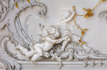 Schloss Bruchsal - Hauptbau / Corps de Logis - Beletage - Kuppelsaal - Hohlkehle, oberhalb des nördlichen Fensters zum Marmorsaal - Muschelwerk mit zwei spielenden Putti (ursprünglich geschaffen von Johann Michael Feichtmayr) (aufgenommen im August 2018, am Nachmittag) Schloss Bruchsal - Hauptbau / Corps de Logis - Beletage - Kuppelsaal - Hohlkehle, oberhalb des nördlichen Fensters zum Marmorsaal - Muschelwerk mit zwei spielenden Putti (ursprünglich geschaffen von Johann Michael Feichtmayr) (aufgenommen im August 2018, am Nachmittag)