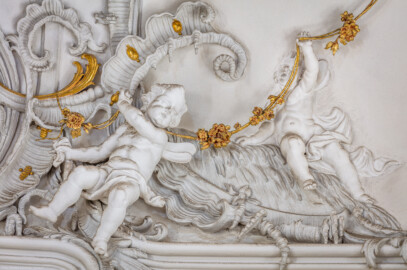 Schloss Bruchsal - Hauptbau / Corps de Logis - Beletage - Kuppelsaal - Hohlkehle, oberhalb des südlichen Fensters zum Fürstensaal - Muschelwerk mit zwei spielenden Putti (ursprünglich geschaffen von Johann Michael Feichtmayr) (aufgenommen im August 2018, am Nachmittag)