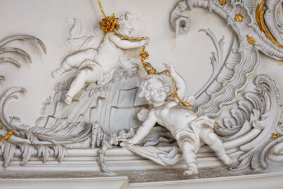 Schloss Bruchsal - Hauptbau / Corps de Logis - Beletage - Kuppelsaal - Hohlkehle, oberhalb des nördlichen Fensters zum Fürstensaal - Muschelwerk mit zwei spielenden Putti (ursprünglich geschaffen von Johann Michael Feichtmayr) (aufgenommen im August 2018, am Nachmittag)