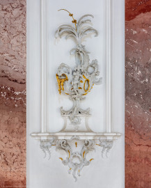 Schloss Bruchsal - Hauptbau / Corps de Logis - Beletage - Kuppelsaal, nahe nordöstlichem Fenster zum Fürstensaal - Muschelwerk (ursprünglich geschaffen von Johann Michael Feichtmayr) (aufgenommen im August 2018, am Nachmittag) Schloss Bruchsal - Hauptbau / Corps de Logis - Beletage - Kuppelsaal, nahe nordöstlichem Fenster zum Fürstensaal - Muschelwerk (ursprünglich geschaffen von Johann Michael Feichtmayr) (aufgenommen im August 2018, am Nachmittag)