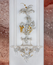 Schloss Bruchsal - Hauptbau / Corps de Logis - Beletage - Kuppelsaal, nahe nordöstlichem Fenster zum Fürstensaal - Muschelwerk (ursprünglich geschaffen von Johann Michael Feichtmayr) (aufgenommen im August 2018, am Nachmittag)