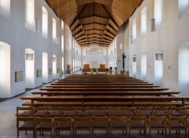 Schloss Bruchsal - Kirchenflügel / Hofkirche / St. Damian und Hugo - Von Innen / Von Westen - Blick von der Orgel (von Westen) durch die gesamte Halle (Innenraum und Einrichtung gestaltet in den Jahren 1964-1966 von Lothar Götz, Heidelberg) (aufgenommen im August 2018, am Vormittag)