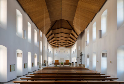 Schloss Bruchsal - Kirchenflügel / Hofkirche / St. Damian und Hugo - Von Innen / Von Westen - Blick von der Orgel (von Westen) durch die gesamte Halle (Innenraum und Einrichtung gestaltet in den Jahren 1964-1966 von Lothar Götz, Heidelberg) (aufgenommen im August 2018, am Vormittag)