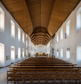 Schloss Bruchsal - Kirchenflügel / Hofkirche / St. Damian und Hugo - Von Innen / Von Westen - Blick von der Orgel (von Westen) durch die gesamte Halle (Innenraum und Einrichtung gestaltet in den Jahren 1964-1966 von Lothar Götz, Heidelberg) (aufgenommen im August 2018, am Vormittag)