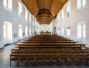 Schloss Bruchsal - Kirchenflügel / Hofkirche / St. Damian und Hugo - Von Innen / Von Westen - Blick von der Orgel (von Westen) durch die gesamte Halle (Innenraum und Einrichtung gestaltet in den Jahren 1964-1966 von Lothar Götz, Heidelberg) (aufgenommen im August 2018, am späten Vormittag)