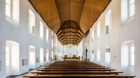 Schloss Bruchsal - Kirchenflügel / Hofkirche / St. Damian und Hugo - Von Innen / Von Westen - Blick von der Orgel (von Westen) durch die gesamte Halle (Innenraum und Einrichtung gestaltet in den Jahren 1964-1966 von Lothar Götz, Heidelberg) (aufgenommen im August 2018, am späten Vormittag)