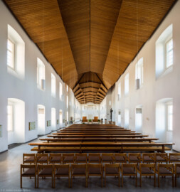 Schloss Bruchsal - Kirchenflügel / Hofkirche / St. Damian und Hugo - Von Innen / Von Westen - Blick von der Orgel (von Westen) durch die gesamte Halle (Innenraum und Einrichtung gestaltet in den Jahren 1964-1966 von Lothar Götz, Heidelberg) (aufgenommen im August 2018, am späten Vormittag)