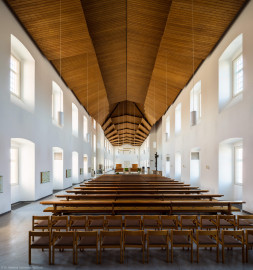 Schloss Bruchsal - Kirchenflügel / Hofkirche / St. Damian und Hugo - Von Innen / Von Westen - Blick von der Orgel (von Westen) durch die gesamte Halle (Innenraum und Einrichtung gestaltet in den Jahren 1964-1966 von Lothar Götz, Heidelberg) (aufgenommen im August 2018, am späten Vormittag) Schloss Bruchsal - Kirchenflügel / Hofkirche / St. Damian und Hugo - Von Innen / Von Westen - Blick von der Orgel (von Westen) durch die gesamte Halle (Innenraum und Einrichtung gestaltet in den Jahren 1964-1966 von Lothar Götz, Heidelberg) (aufgenommen im August 2018, am späten Vormittag)