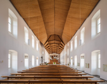Schloss Bruchsal - Kirchenflügel / Hofkirche / St. Damian und Hugo - Von Innen / Von Osten - Blick vom östlichen Portal nach Westen durch die gesamte Halle (Innenraum und Einrichtung gestaltet in den Jahren 1964-1966 von Lothar Götz, Heidelberg) (aufgenommen im August 2018, am späten Vormittag)