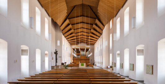 Schloss Bruchsal - Kirchenflügel / Hofkirche / St. Damian und Hugo - Von Innen / Von Osten - Blick vom östlichen Portal nach Westen durch die gesamte Halle (Innenraum und Einrichtung gestaltet in den Jahren 1964-1966 von Lothar Götz, Heidelberg) (aufgenommen im August 2018, am späten Vormittag) Schloss Bruchsal - Kirchenflügel / Hofkirche / St. Damian und Hugo - Von Innen / Von Osten - Blick vom östlichen Portal nach Westen durch die gesamte Halle (Innenraum und Einrichtung gestaltet in den Jahren 1964-1966 von Lothar Götz, Heidelberg) (aufgenommen im August 2018, am späten Vormittag)