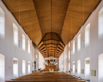 Schloss Bruchsal - Kirchenflügel / Hofkirche / St. Damian und Hugo - Von Innen / Von Osten - Blick vom östlichen Portal nach Westen durch die gesamte Halle (Innenraum und Einrichtung gestaltet in den Jahren 1964-1966 von Lothar Götz, Heidelberg) (aufgenommen im August 2018, am späten Vormittag)