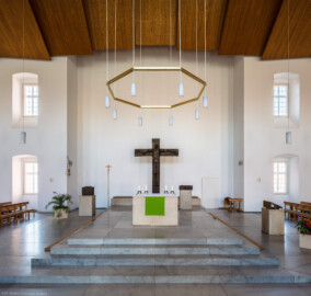 Schloss Bruchsal - Kirchenflügel / Hofkirche / St. Damian und Hugo - Von Innen / Von Norden - Blick vom Hauptportal auf das Mittelpavillon und den Altarbereich (Innenraum und Einrichtung gestaltet von Lothar Götz, Elemente des Altarraums von Fritz Wotruba) (aufgenommen im August 2018, am späten Vormittag)