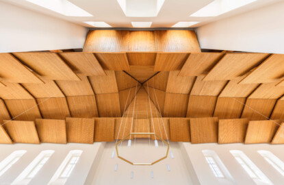 Schloss Bruchsal - Kirchenflügel / Hofkirche / St. Damian und Hugo - Von Innen / Nach oben - Blick vom Hauptportal steil nach oben in die Vierung des Mittelpavillon (Innenraum und Einrichtung gestaltet von Lothar Götz) (aufgenommen im August 2018, um die Mittagszeit)