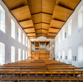 Schloss Bruchsal - Kirchenflügel / Hofkirche / St. Damian und Hugo - Von Innen / Von Osten - Blick vom Altarbereich nach Westen auf die Orgel (Walcker-Orgel, Opus 5260, erbaut 1969) (Innenraum und Einrichtung gestaltet in den Jahren 1964-1966 von Lothar Götz, Heidelberg) (aufgenommen im August 2018, um die Mittagszeit)