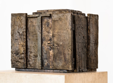 Schloss Bruchsal - Kirchenflügel / Hofkirche / St. Damian und Hugo - Von Innen - Tabernakel, nahe dem Altar, geschaffen von Fritz Wotruba (aufgenommen im August 2018, am Nachmittag) Schloss Bruchsal - Kirchenflügel / Hofkirche / St. Damian und Hugo - Von Innen - Tabernakel, nahe dem Altar, geschaffen von Fritz Wotruba (aufgenommen im August 2018, am Nachmittag)