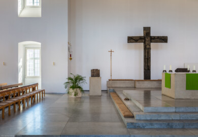 Schloss Bruchsal - Kirchenflügel / Hofkirche / St. Damian und Hugo - Von Innen - Von Norden - Blick von links des Hauptportals in den Mittelpavillon und den Altarbereich (Innenraum und Einrichtung gestaltet von Lothar Götz, Elemente des Altarraums von Fritz Wotruba) (aufgenommen im August 2018, am späten Nachmittag)