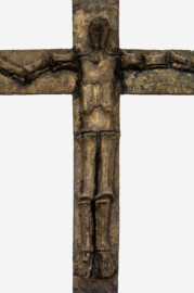 Schloss Bruchsal - Kirchenflügel / Hofkirche / St. Damian und Hugo - Von Innen - Großes Kruzifix im Altarbereich (Ausschnitt, freigestellt), geschaffen von Fritz Wotruba (aufgenommen im August 2018, am späten Nachmittag)