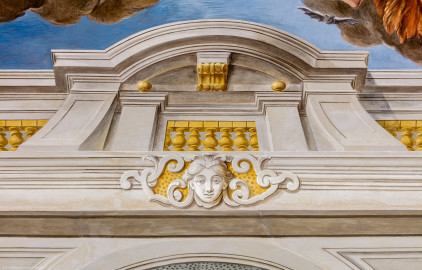 Schloss Bruchsal - Hauptbau / Corps de Logis - Erdgeschoss - Eingangshalle / Intrada - Westseite, Mitte - Blick nach oben auf die Scheinarchitektur mit einer Balustrade und einem Bildnis eines jungen Mannes (Malerei ursprünglich von Giovanni Francesco Marchini, restauriert von Hermenegild Peiker) (aufgenommen im August 2018, um die Mittagszeit) Schloss Bruchsal - Hauptbau / Corps de Logis - Erdgeschoss - Eingangshalle / Intrada - Westseite, Mitte - Blick nach oben auf die Scheinarchitektur mit einer Balustrade und einem Bildnis eines jungen Mannes (Malerei ursprünglich von Giovanni Francesco Marchini, restauriert von Hermenegild Peiker) (aufgenommen im August 2018, um die Mittagszeit)