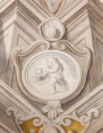 Schloss Bruchsal - Hauptbau / Corps de Logis - Erdgeschoss - Eingangshalle / Intrada - Südostseite - Blick auf das Medaillon in der Südostecke der Scheinarchitektur an der Decke (Malerei ursprünglich von Giovanni Francesco Marchini, restauriert von Hermenegild Peiker) (aufgenommen im August 2018, am späten Vormittag) Schloss Bruchsal - Hauptbau / Corps de Logis - Erdgeschoss - Eingangshalle / Intrada - Südostseite - Blick auf das Medaillon in der Südostecke der Scheinarchitektur an der Decke (Malerei ursprünglich von Giovanni Francesco Marchini, restauriert von Hermenegild Peiker) (aufgenommen im August 2018, am späten Vormittag)