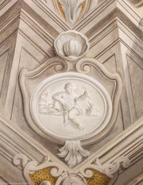 Schloss Bruchsal - Hauptbau / Corps de Logis - Erdgeschoss - Eingangshalle / Intrada - Nordostseite - Blick auf das Medaillon in der Nordostecke der Scheinarchitektur an der Decke (Malerei ursprünglich von Giovanni Francesco Marchini, restauriert von Hermenegild Peiker) (aufgenommen im August 2018, um die Mittagszeit) Schloss Bruchsal - Hauptbau / Corps de Logis - Erdgeschoss - Eingangshalle / Intrada - Nordostseite - Blick auf das Medaillon in der Nordostecke der Scheinarchitektur an der Decke (Malerei ursprünglich von Giovanni Francesco Marchini, restauriert von Hermenegild Peiker) (aufgenommen im August 2018, um die Mittagszeit)