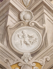 Schloss Bruchsal - Hauptbau / Corps de Logis - Erdgeschoss - Eingangshalle / Intrada - Nordwestseite - Blick auf das Medaillon in der Nordwestecke der Scheinarchitektur an der Decke (Malerei ursprünglich von Giovanni Francesco Marchini, restauriert von Hermenegild Peiker) (aufgenommen im August 2018, um die Mittagszeit) Schloss Bruchsal - Hauptbau / Corps de Logis - Erdgeschoss - Eingangshalle / Intrada - Nordwestseite - Blick auf das Medaillon in der Nordwestecke der Scheinarchitektur an der Decke (Malerei ursprünglich von Giovanni Francesco Marchini, restauriert von Hermenegild Peiker) (aufgenommen im August 2018, um die Mittagszeit)