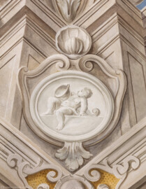 Schloss Bruchsal - Hauptbau / Corps de Logis - Erdgeschoss - Eingangshalle / Intrada - Südwestseite - Blick auf das Medaillon in der Südwestecke der Scheinarchitektur an der Decke (Malerei ursprünglich von Giovanni Francesco Marchini, restauriert von Hermenegild Peiker) (aufgenommen im August 2018, um die Mittagszeit) Schloss Bruchsal - Hauptbau / Corps de Logis - Erdgeschoss - Eingangshalle / Intrada - Südwestseite - Blick auf das Medaillon in der Südwestecke der Scheinarchitektur an der Decke (Malerei ursprünglich von Giovanni Francesco Marchini, restauriert von Hermenegild Peiker) (aufgenommen im August 2018, um die Mittagszeit)