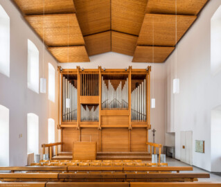 Schloss Bruchsal - Kirchenflügel / Hofkirche / St. Damian und Hugo - Von Innen - Von Osten - Blick nach Westen auf die Walcker-Orgel (Opus 5260, erbaut 1969) (aufgenommen im August 2018, am späten Vormittag)