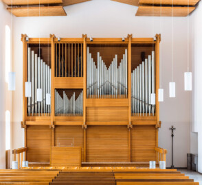 Schloss Bruchsal - Kirchenflügel / Hofkirche / St. Damian und Hugo - Von Innen - Von Osten - Blick nach Westen auf die Walcker-Orgel (Opus 5260, erbaut 1969) (aufgenommen im August 2018, um die Mittagszeit)