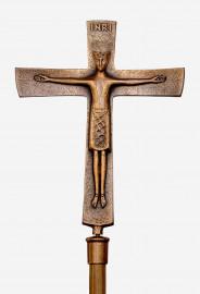 Schloss Bruchsal - Kirchenflügel / Hofkirche / St. Damian und Hugo - Von Innen - Vortragekreuz, nahe dem Altar, geschaffen von Fritz Wotruba (aufgenommen im August 2018, am Nachmittag) Schloss Bruchsal - Kirchenflügel / Hofkirche / St. Damian und Hugo - Von Innen - Vortragekreuz, nahe dem Altar, geschaffen von Fritz Wotruba (aufgenommen im August 2018, am Nachmittag)