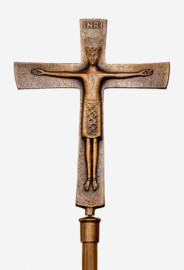 Schloss Bruchsal - Kirchenflügel / Hofkirche / St. Damian und Hugo - Von Innen - Vortragekreuz, nahe dem Altar, geschaffen von Fritz Wotruba (aufgenommen im August 2018, am Nachmittag) Schloss Bruchsal - Kirchenflügel / Hofkirche / St. Damian und Hugo - Von Innen - Vortragekreuz, nahe dem Altar, geschaffen von Fritz Wotruba (aufgenommen im August 2018, am Nachmittag)