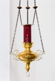 Schloss Bruchsal - Kirchenflügel / Hofkirche / St. Damian und Hugo - Von Innen - Ewiges Licht im Altarbereich (aufgenommen im August 2018, am Nachmittag) Schloss Bruchsal - Kirchenflügel / Hofkirche / St. Damian und Hugo - Von Innen - Ewiges Licht im Altarbereich (aufgenommen im August 2018, am Nachmittag)