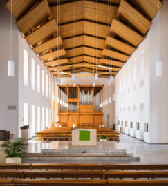 Schloss Bruchsal - Kirchenflügel / Hofkirche / St. Damian und Hugo - Von Innen / Von Osten - Blick vom östlichen Seitenflügel nach Westen auf den Altar und die Orgel (Walcker-Orgel, Opus 5260, erbaut 1969) (Innenraum und Einrichtung gestaltet in den Jahren 1964-1966 von Lothar Götz, Heidelberg) (aufgenommen im August 2018, am Nachmittag)