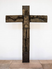 Schloss Bruchsal - Kirchenflügel / Hofkirche / St. Damian und Hugo - Von Innen - Großes Kruzifix im Altarbereich, geschaffen von Fritz Wotruba (aufgenommen im August 2018, am späten Nachmittag) Schloss Bruchsal - Kirchenflügel / Hofkirche / St. Damian und Hugo - Von Innen - Großes Kruzifix im Altarbereich, geschaffen von Fritz Wotruba (aufgenommen im August 2018, am späten Nachmittag)