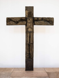 Schloss Bruchsal - Kirchenflügel / Hofkirche / St. Damian und Hugo - Von Innen - Großes Kruzifix im Altarbereich, geschaffen von Fritz Wotruba (aufgenommen im August 2018, am späten Nachmittag) Schloss Bruchsal - Kirchenflügel / Hofkirche / St. Damian und Hugo - Von Innen - Großes Kruzifix im Altarbereich, geschaffen von Fritz Wotruba (aufgenommen im August 2018, am späten Nachmittag)