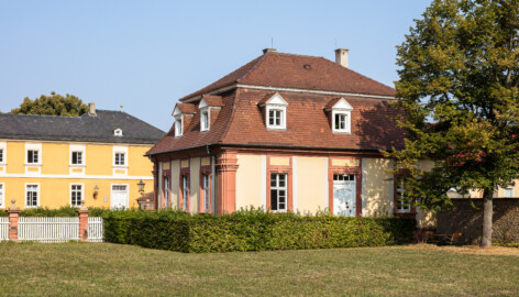 Schloss Bruchsal - Mundkochwohnung / Notariat - Von Außen / Von Südost - Blick vom Ostende des Kammerflügels auf die Mundkochwohnung / das Notariat sowie auf die nördliche Orangerie  (aufgenommen im September 2018, am späten Vormittag)