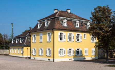 Schloss Bruchsal - Schlossgarten - Wohnungen von Hofangestellten im Westen - Blick von Südosten auf die ehemalige Hofgärtnerwohnung (rechts) sowie die ehemalige Hofjägerwohnung (links) (aufgenommen im September 2018, am späten Vormittag)