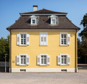Schloss Bruchsal - Schlossgarten - Wohnungen von Hofangestellten im Westen - Blick von Süden auf die ehemalige Hofgärtnerwohnung (aufgenommen im September 2018, um die Mittagszeit)