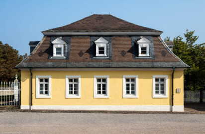 Schloss Bruchsal - Schlossgarten - Wohnungen von Hofangestellten im Westen - Blick von Süden auf die ehemalige Hofjägerwohnung (aufgenommen im September 2018, um die Mittagszeit)