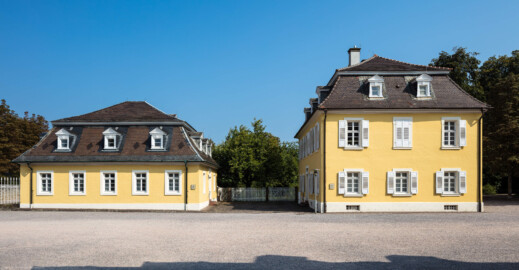 Schloss Bruchsal - Schlossgarten - Wohnungen von Hofangestellten im Westen - Blick von Süden auf die ehemalige Hofjägerwohnung (links) sowie die ehemalige Hofgärtnerwohnung (rechts) (aufgenommen im September 2018, um die Mittagszeit) Schloss Bruchsal - Schlossgarten - Wohnungen von Hofangestellten im Westen - Blick von Süden auf die ehemalige Hofjägerwohnung (links) sowie die ehemalige Hofgärtnerwohnung (rechts) (aufgenommen im September 2018, um die Mittagszeit)