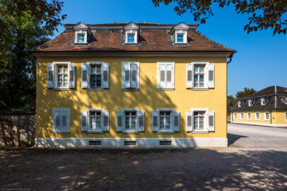 Schloss Bruchsal - Schlossgarten - Wohnungen von Hofangestellten im Westen - Blick von Osten auf die ehemalige Kammerdienerwohnung (Mitte) sowie die ehemalige Hofjägerwohnung (rechts) (aufgenommen im September 2018, um die Mittagszeit)