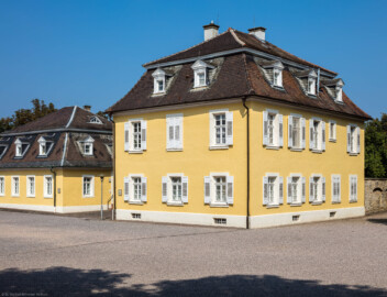 Schloss Bruchsal - Schlossgarten - Wohnungen von Hofangestellten im Westen - Blick von Südosten auf die ehemalige Hofgärtnerwohnung (rechts) sowie die ehemalige Hofjägerwohnung (links) (aufgenommen im September 2018, am frühen Nachmittag) Schloss Bruchsal - Schlossgarten - Wohnungen von Hofangestellten im Westen - Blick von Südosten auf die ehemalige Hofgärtnerwohnung (rechts) sowie die ehemalige Hofjägerwohnung (links) (aufgenommen im September 2018, am frühen Nachmittag)