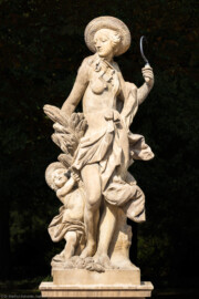 Schloss Bruchsal - Garten - Hauptachse, Nordseite, 1. Skulptur von Osten - Skulptur "Der Sommer" aus dem Skulpturenensemble "Vier Jahreszeiten" (Kopie; Original gehauen 1759 von Joachim Günther, befindet sich im Harvard Art Museum / Fogg Museum) (aufgenommen im September 2018, am Nachmittag)