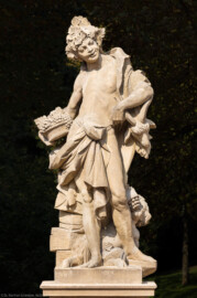 Schloss Bruchsal - Garten - Hauptachse, Nordseite, 2. Skulptur von Osten - Skulptur "Der Herbst" aus dem Skulpturenensemble "Vier Jahreszeiten" (Kopie; Original gehauen 1759 von Joachim Günther, befindet sich im Harvard Art Museum / Fogg Museum) (aufgenommen im September 2018, am Nachmittag)