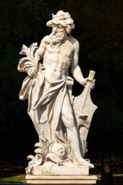 Schloss Bruchsal - Schlossgarten - Hauptachse, Nordseite, 3. Skulptur von Osten - Skulptur "Das Wasser" aus dem Skulpturenensemble "Vier Elemente" (Kopie von Hans Volker Dursy; Original gehauen 1761 von Joachim Günther, befindet sich im Gartensaal des Hauptbaus) (aufgenommen im September 2018, am Nachmittag)