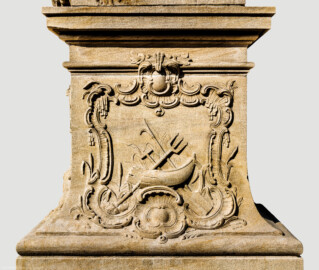 Schloss Bruchsal - Schlossgarten - Hauptachse, Nordseite, 3. Skulptur von Osten - Südseite / Frontseite des Sockels der Skulptur "Das Wasser" aus dem Skulpturenensemble "Vier Elemente" (Kopie; Original gehauen 1761 von Joachim Günther, befindet sich im Gartensaal des Hauptbaus) (aufgenommen im September 2018, am späten Nachmittag)