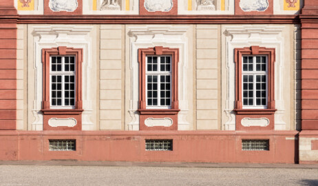 Schloss Bruchsal - Kirchenflügel / Hofkirche / St. Damian und Hugo - Von Westen - Blick vom Kavaliersbau auf den unteren Teil der Westfassade der Hofkirche mit der illusionistischen Fassadenmalere (ursprünglich gemalt von Giovanni Francesco Marchini, zwischen 1732 und 1737) (aufgenommen im September 2018, am späten Nachmittag)