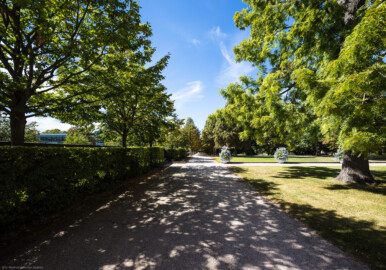 Schloss Bruchsal - Garten - Südlichste Ost-West-Achse - Von Osten - Blick von der Westseite der südlichen Orangerie / des Kavaliersbaus nach Westen (aufgenommen im September 2018, am Nachmittag)